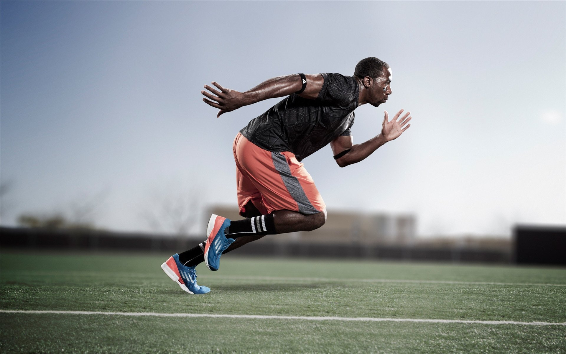 莱万多夫斯基回归赛场，爆冷首场状态亮眼，G2观众沸腾！